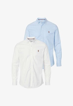Două cămăși cu mâneci lungi și nasturi: una albă și una albastră deschisă, cu accente de logo brodate pe piept și guler cu guler.