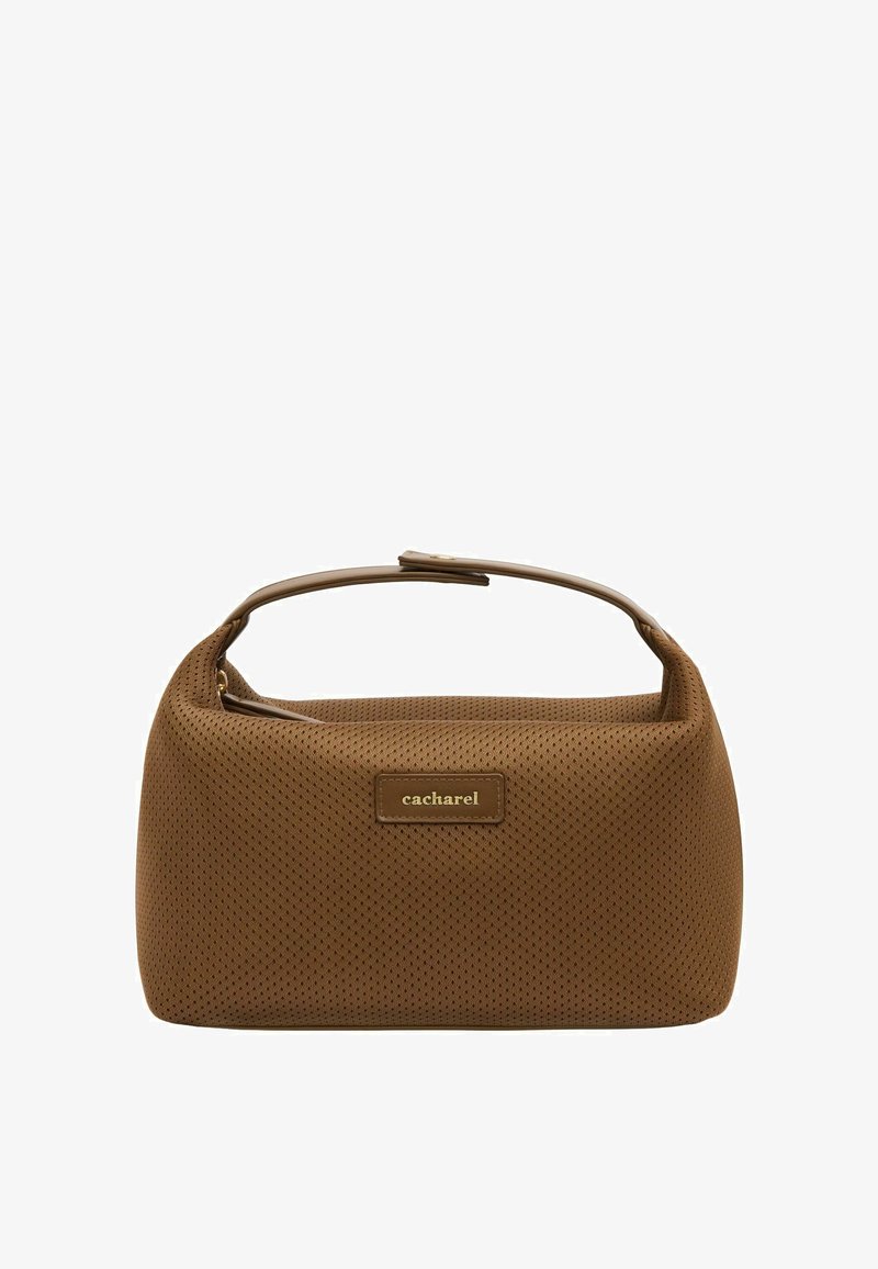 Hnědá perforovaná kabelka obdélníkového tvaru, se krátkým držadlem a zlatou logem. Texturovaný povrch zdůrazňuje design.