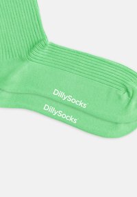 Grüne, gerippte Socken aus einem weichen Material mit weißem "DillySocks"-Logo am Knöchel. Das Design ist einfach und nahtlos.
