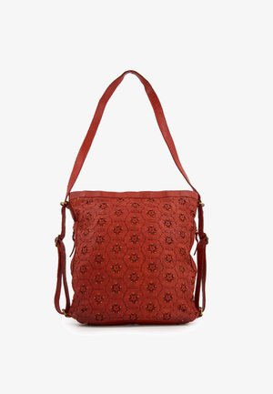 Sac à épaule en cuir rouge avec un motif hexagonal embossé et des accents métalliques, doté d'une base plate et d'une sangle ajustable.