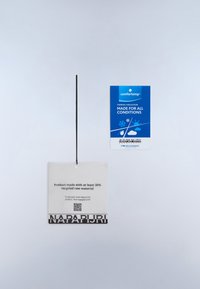 Kleidungs-Etiketten, die thermische Isolierung für alle Bedingungen anzeigen und einen Hinweis auf mindestens 30 % recyceltes Rohmaterial mit QR-Code.
