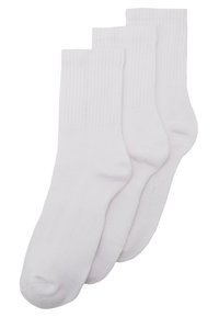 Weiße Baumwoll-Crew-Socken mit gerippter Textur und verstärkten Fersen. Das Paket beinhaltet drei Paare, von denen jedes ein nahtloses Zehendesign hat.