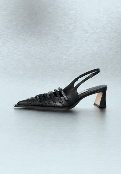 Μαύρο δερμάτινο παπούτσι με τακούνι τύπου slingback, μυτερή μύτη, πολλαπλές λεπτές λουρίδες στο μπροστινό μέρος και καμπυλωτό τακούνι σε σχήμα block.