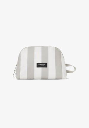 Pruhovaný béžovo-biely puzdro na zips s textilným úchytom a čiernou obdĺžnikovou štítkou „Larkson Hamburg“ na prednej strane.