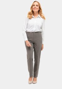Grijze op maat gemaakte broek met een gladde textuur, gecombineerd met een frisse witte overhemden met knopen. Eenvoudig ontwerp, rechte pasvorm en minimalistische accenten.