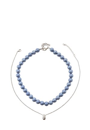 Zwei flach ausgelegte Halsketten, eine mit großen glänzenden blauen Perlen und Karabinerverschluss, die andere eine feine Silberkette mit kleinem tropfenförmigem Anhänger.