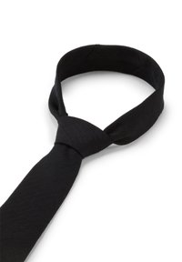 Schwarze Fliege aus strukturiertem Stoff, mit einem klassischen Design, spitzem Ende und einem Knoten an der Basis, geeignet für formelle Anlässe.