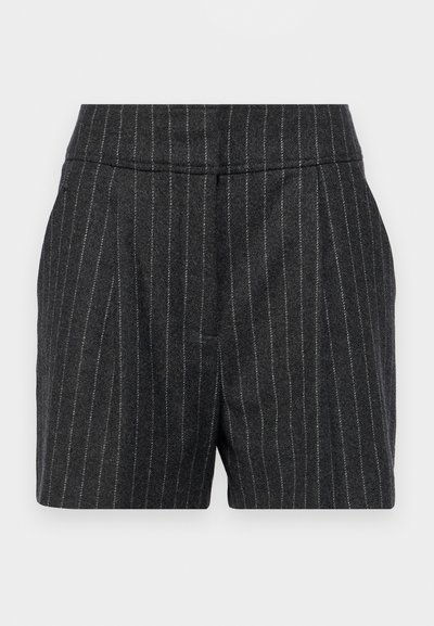 Pantaloni corti carbonio grigi su misura con sottili righe grigie chiare. Presentano una vita strutturata e pieghe laterali. Realizzati in un tessuto testurizzato.