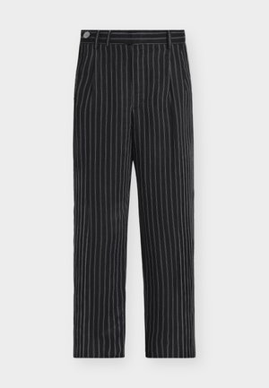 Fekete nadrág vékony fehér függőleges vékony csíkokkal, gombos záródással, övbújtatókkal és egyenes szárú szabással.