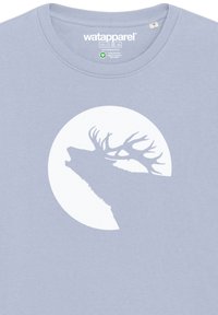 Lichtblauw katoenen T-shirt met een witte silhouet van een hertenkop tegen een cirkelvormige witte achtergrond. Met ronde hals.