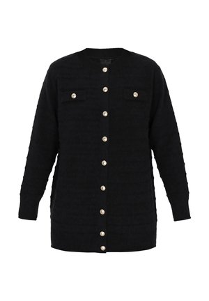 Juodas megztinis su tekstūru, turintis apvalų kaklą, ilgas rankoves, dvi krūtines kišenes ir didelius sidabrinius mygtukus priekyje.