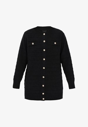 Zwarte gebreide cardigan met een gestructureerd patroon, voorzien van een ronde hals, lange mouwen, twee borstzakken en grote zilveren knopen aan de voorkant.