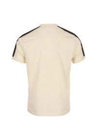 Crèmekleurig T-shirt met korte mouwen en zwarte accenten op de schouders, gemaakt van gladde stof, met een ronde halslijn en een losse pasvorm.