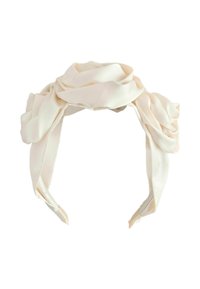 Bandeau en soie beige clair avec un design tressé et drapé, à la texture douce et lisse. S'attache à l'arrière pour un ajustement réglable.