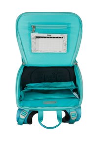 Uno zaino teal con una tasca anteriore con zip, aperta per rivelare compartimenti neri, una tasca per calendario e un interno imbottito.