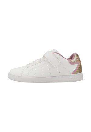 Sneaker bianco con tomaia in pelle testurizzata, dettagli rosa, una fascia in velcro e un tacco con glitter dorato. Perforato per la traspirabilità.