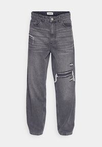 Šedé džíny z denimu s volnějším střihem, zdobené potrhanými dírami na kolenou, s pěti kapsami a tradičními knoflíky na zapínání.