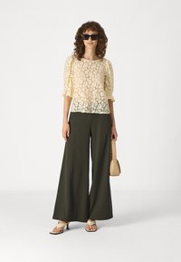 JDY JDYTANJA WIDE FLOWY PANT - Pantaloni - peat