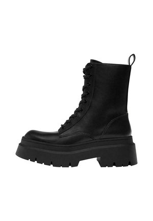 Czarny wysoki sznurowany but taktyczny z grubą, profilowaną podeszwą na platformie i pętelką z tyłu, pokazany z boku na białym tle.