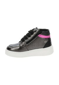 Sneaker high-top grigio metallico con dettagli neri, suola bianca, lacci neri e dettaglio rosa lungo il tallone; presenta una cerniera laterale.