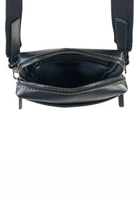 Borsa a tracolla in pelle nera con apertura con zip, caratterizzata da una superficie testurizzata e una robusta tracolla intrecciata. L'interno è essenziale.