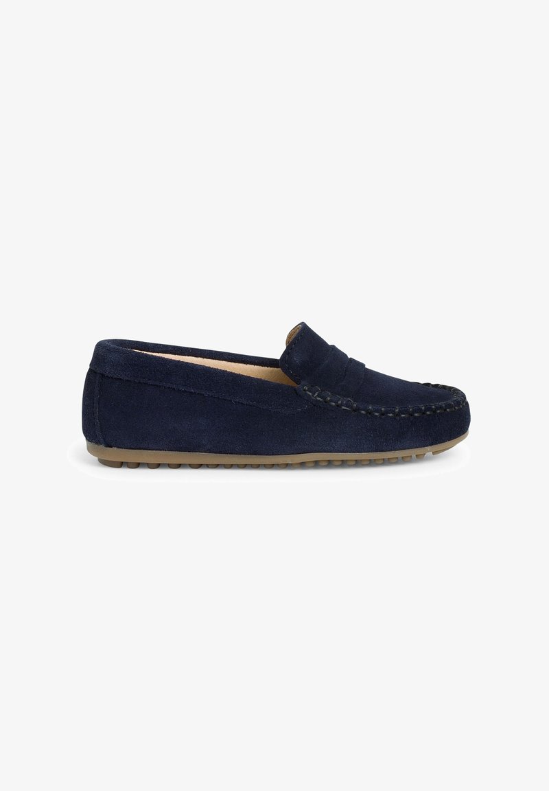 Mocassin en daim bleu marine avec coutures décoratives et semelle en caoutchouc marron clair, vu de côté sur fond blanc.