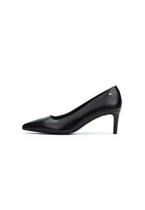 Zapato de tacón alto de cuero negro con punta afilada, textura suave y un pequeño acento dorado en el tacón. Diseño elegante y clásico.