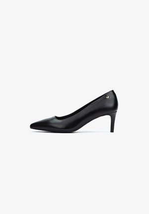 Sorte læder højhælede pumps med spids tå, glat struktur og en lille guldfarvet detalje på hælen. Elegant og klassisk design.