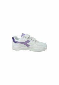 Sneaker bianco con accenti viola, realizzato in materiale sintetico. Presenta due fasce in Velcro e una suola in gomma piatta. Finitura liscia.