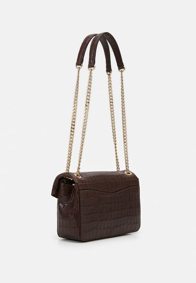 Ruda krokodilo raštuota odinė rankinė su stačiakampiu siluetu, auksiniais grandinėlės diržais ir užsegimu antklode. Yra tekstūruoti paviršiaus detalės.