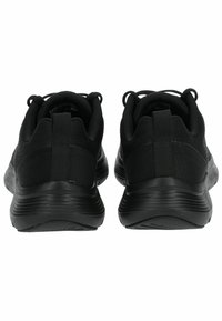 Czarne buty sportowe z tekstylnym wierzchem, panelami z siateczki, wyściełanym kołnierzem i gumowymi podeszwami. Posiadają pętelkę z tyłu dla łatwego zakładania.