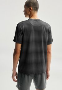 Next ACTIVE TIE DYE - Nyomott mintás póló - dark grey