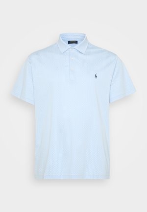 Polo-shirt bleu clair à manches courtes avec un motif texturé, une patte de boutonnage à trois boutons et un petit logo foncé sur la poitrine gauche.