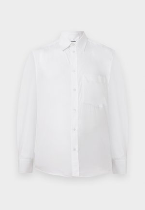 Fehér, hosszú ujjú, gombos ing gallérral és mellzsebbel, elölről, fehér háttéren bemutatva.