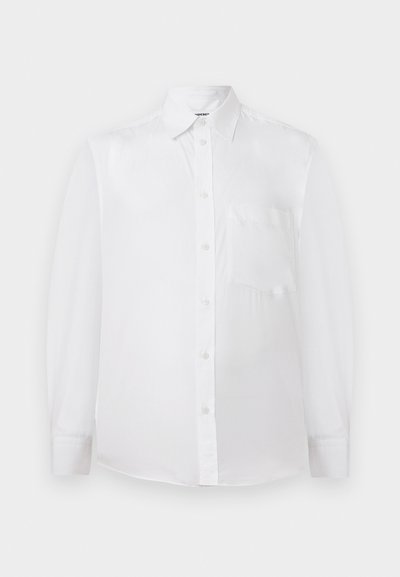 Άσπρο μακρυμάνικο πουκάμισο με κουμπιά, γιακά και τσέπη στο στήθος, εμφανιζόμενο με πλήρη όψη σε λευκό φόντο.