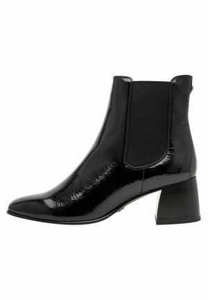 Bottines en cuir verni noir avec un bout pointu, des panneaux latéraux élastiques et un talon bloc de hauteur moyenne. Texture lisse avec une finition brillante.