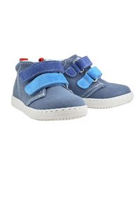 Scarpe di tela blu con due strappi a velcro, suole bianche e dettagli di cucitura a contrasto. Design arrotondato con colletto imbottito.