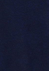 Granatowy, teksturowany materiał bawełniany z delikatnym prążkowanym wzorem. Gładka powierzchnia i jednolity kolor. Brak widocznych wzorów lub ozdób.