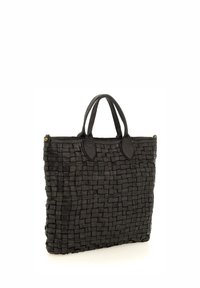 Borsa tote in pelle intrecciata nera con due manici superiori, forma strutturata, cuciture visibili e motivo testurizzato. Chiusura con zip nella parte superiore.