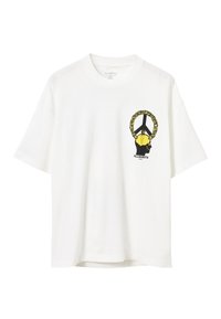 Hvid bomulds t-shirt med en sort og gul grafik af et ansigt med en kæde, placeret på venstre brystområde. Korte ærmer.