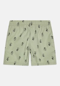 Shorts vert clair en coton, arborant un imprimé noir répétitif de Mickey Mouse. Ceinture élastique pour le confort, coupe décontractée.
