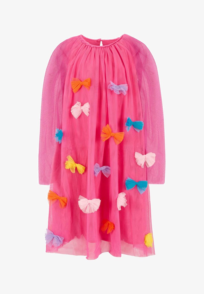 Jasnoróżowa sukienka z długim rękawem, pokryta przezroczystą warstwą ozdobioną kolorowymi kokardkami w odcieniach pomarańczowym, żółtym, niebieskim, fioletowym i różowym.