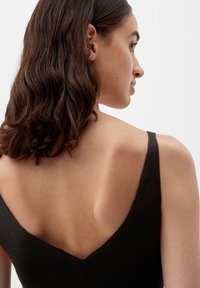 QS MIT V AUSSCHNITT - Top