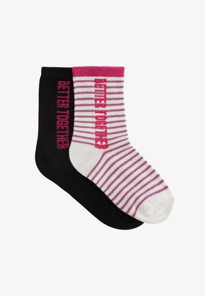 Czarno-białe skarpetki z różowymi akcentami. Jedna skarpetka całkowicie czarna z napisem "LEPIEJ RAZEM"; druga ma białe i różowe paski z dopasowanym napisem.