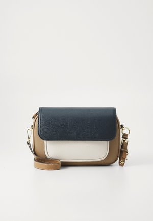 Sac bandoulière avec rabat en cuir bleu marine, panneau avant crème et base marron. Accents en métal doré et bandoulière réglable inclus.
