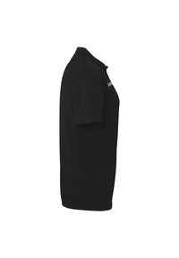 Sort polo-shirt med ribbet krave og korte ærmer. Glat stof med regular fit; har et logo på forsiden.