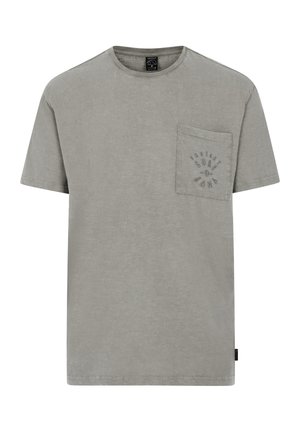 T-shirt gris à manches courtes en tissu doux, présentant une poche avant et un logo circulaire en relief au niveau de la poche.