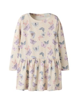 Robe beige à manches longues avec taille froncée, décorée de motifs papillons pastel violet, bleu et rose sur toute la surface.