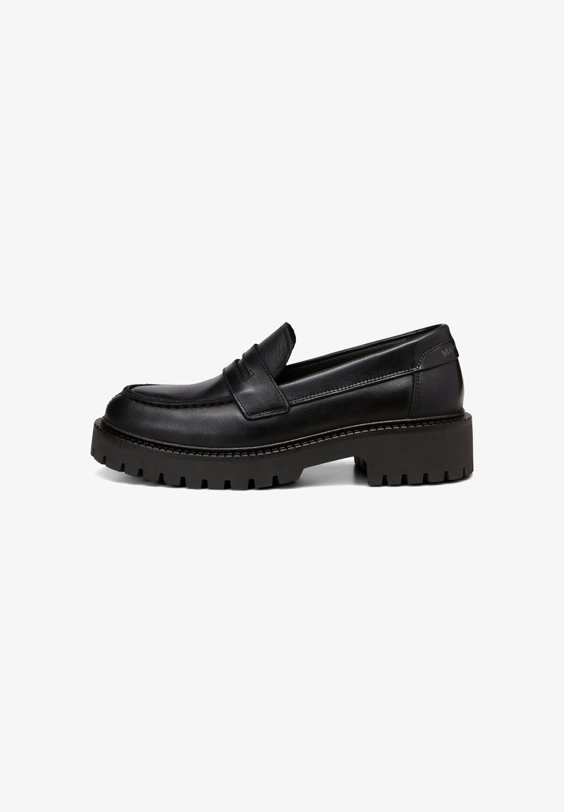 Mocassin en cuir noir avec semelle épaisse crantée et petit talon, doté d'une bride sur le dessus.