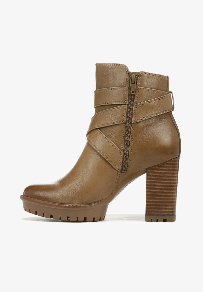 Bruine leren enkelboot met ribbelhak, zijrits en kruislings banddetail. Getextureerde zool voor grip en stabiliteit.